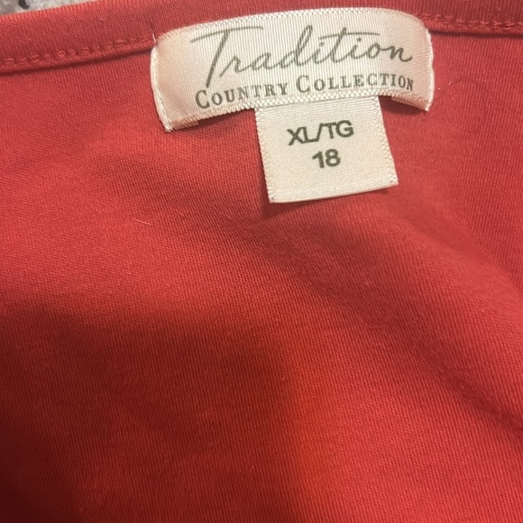 Embellished beaded Neckline tradition country style comfy tee shirt - Picture 3 of 4